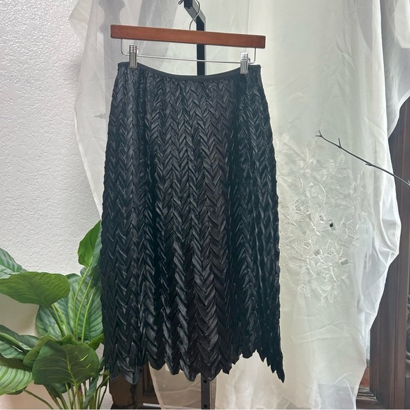 Jackie Jon black textured midi length skirt size 8 polyester stretch waist - Picture 3 of 6